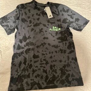 Men’s Adidas Los Angeles LA GFX Story PKT Short Sleeve Tshirt. Medium. NWT